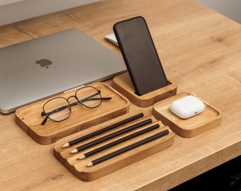 Un juego de oficina de madera, un organizador para bolígrafos, una caja para notas y una bandeja pequeña.