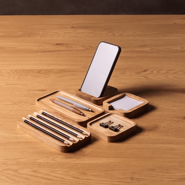 A wooden office accessories set, consisting of 5 office accessories: notepad and paper clip holders, a mobile phone holder, and pen holders