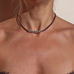 Leder Halskette für Frauen, Silber Perlen Halskette, Statement Halskette, Halskette für jeden Tag, Boho Halskette, Boho Halskette, Hippie Halskette Bild 4