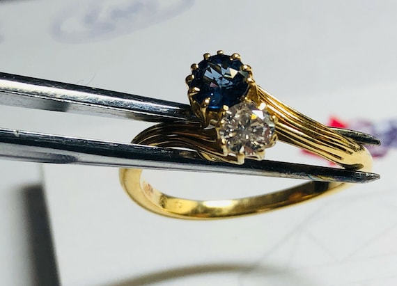 Fine Vintage 18kt Gold Toi et Moi Ladies Sapphire and Diamond Ring