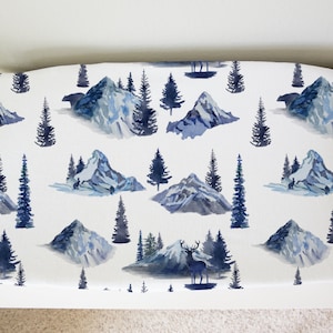 Housse de matelas à langer montagne, housse à langer, ensemble bois pour chambre d&#39;enfant, cadeau nouvelle maman, chambre d&#39;enfant nature, cadeau forêt pour bébé, cadeau bébé garçon