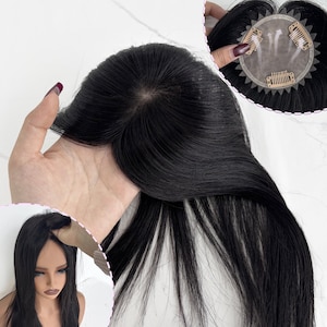 Op de afbeelding: Een zwarte haartop met een natuurlijke haarlijn. Het haarstuk heeft clips voor een veilige bevestiging en is ontworpen om volume en dekking toe te voegen. Het haar is glad en steil en sluit naadloos aan op natuurlijk haar.