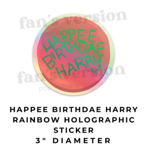 Peut inclure: Un autocollant holographique arc-en-ciel de 7,6 cm de diamètre avec le texte "HAPPEE BIRTHDAE HARRY" en lettres vertes.