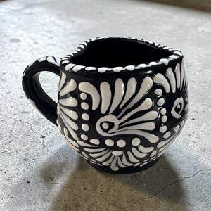 Taza con forma de corazón pintada a mano (473 ml), taza grande de cerámica Talavera, taza de café mexicana - Regalo para mamá, regalo para ella, taza para sopa, regalo para amantes del café Black/White 12oz