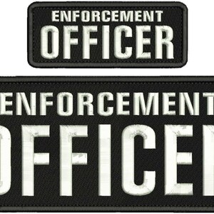 Peut inclure: Deux écussons rectangulaires noirs aux coins arrondis, chacun présentant le texte brodé blanc ENFORCEMENT OFFICER dans une police grasse sans empattement. Les écussons ont une bordure noire épaisse et une surface en tissu texturé.