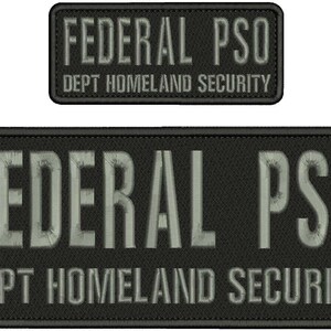 Peut inclure: Deux écussons rectangulaires noirs brodés aux coins arrondis. Le texte FEDERAL PSO est cousu en fil gris clair au-dessus du texte DEPT HOMELAND SECURITY. Les écussons présentent une bordure noire et un fond en tissu texturé.
