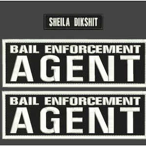 Peut inclure: Trois écussons rectangulaires brodés avec des fonds noirs et des bordures blanches. Deux grands écussons portent le texte BAIL ENFORCEMENT AGENT en lettres capitales blanches. Un petit écusson au-dessus porte le nom SHEILA DIKSHIT en blanc.