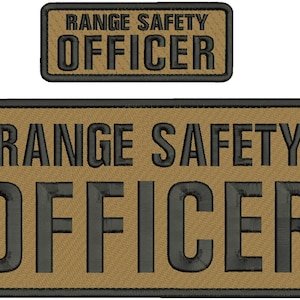 Può includere: Due toppe rettangolari ricamate con sfondo beige e bordo nero. Il testo RANGE SAFETY OFFICER è cucito in lettere maiuscole nere su entrambe le toppe, con la parola OFFICER che appare più grande della parola RANGE SAFETY.