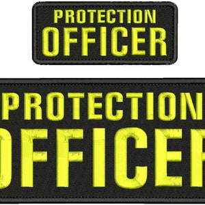 Puede incluir: Dos parches rectangulares bordados con fondo de tela negra y texto cosido en amarillo brillante. Ambos parches presentan las palabras PROTECTION OFFICER en una fuente sans-serif en negrita, con el texto apilado en dos líneas en cada uno.