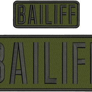 Peut inclure: Deux écussons rectangulaires brodés avec un fond vert olive et une bordure noire. Chaque écusson présente le mot BAILIFF brodé en lettres capitales noires et grasses. Les écussons ont un design identique mais diffèrent par leur taille.