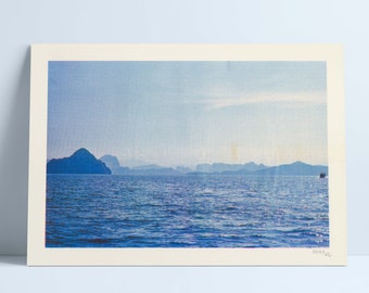 A3 - Film - Fotografie Risoprint - Motiv: Blue Sea Horizon View auf der Insel Koh Yao Noi in Thailand - Kodak Ektar 100 - 30x44 cm - Wallprint