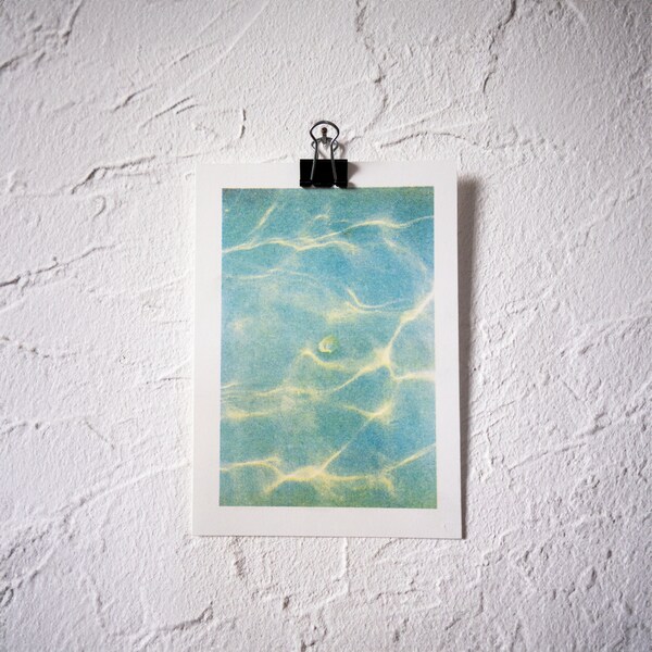 A6 Film-Photography Risoprint - Motive: Green Seashell with Sunrays Underwater - FLICFILM Elektra