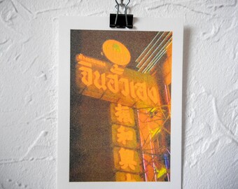 A6 Film-Fotografie Risoprint - Motiv: Rot Neonsign Chinatown in Bangkok, Thailand - Kodak Vision 3