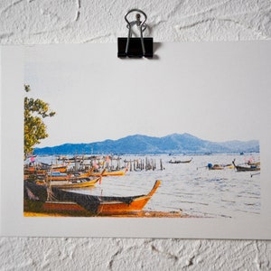 A6 filmfotografie risoprint - motief: longtailboten aan de haven in Thailand - Kodak Ektar 100 - 6 x 4 inch - handgemaakte muurafdruk