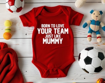 Puede incluir: Mono de bebé rojo con texto blanco que dice "Nacido para amar a tu equipo como a mamá".