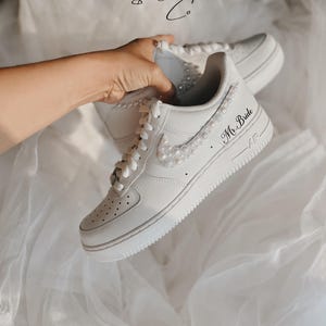 Tênis de casamento Nike Air Force Bride com pérolas brancas, sapatos de noiva personalizados para o conforto do dia do casamento