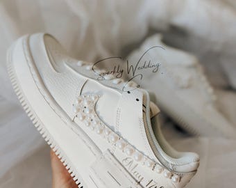 Zapatillas Nike Air Force Shadow blancas para boda con perlas y cristales color marfil