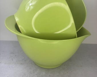 William Sonoma set 3 Avocado Green Nesting Melamine Mixing Bowls w/ spout