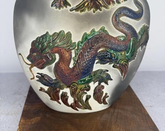 Jarrón de cerámica oriental con dragón iridiscente Raku mítico vintage de 1999 de Lin