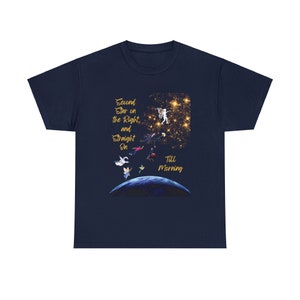 Può includere: T-shirt blu navy con una grafica di Peter Pan e i Bambini Perduti che volano verso una stella con il testo "Second Star on the Right and Straight On Till Morning".