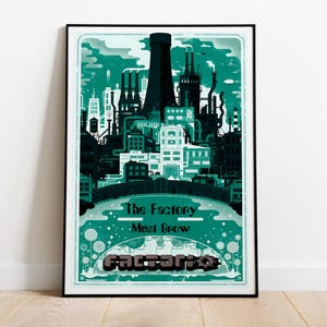 Puede incluir: Una impresión artística enmarcada que presenta un paisaje industrial en verde azulado y negro con el texto "The Factory Must Grow" y "Factory" en una fuente 3D. La obra de arte se exhibe en una pared blanca sobre un suelo de madera.