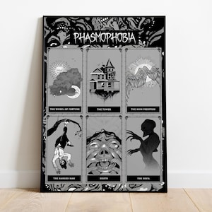 Könnte beinhalten: Gerahmtes Schwarz-Weiß-Kunstwerk mit Tarotkarten-Illustrationen. Das Wort "PHASMOPHOBIA" steht oben. Die Karten zeigen Bilder, darunter ein Haus, eine kopfüber hängende Figur und eine dämonische Figur.