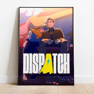 Könnte beinhalten: Gerahmter Kunstdruck mit einem animierten Paar und dem Wort "DISPATCH". Das Kunstwerk zeigt einen Mann und eine Frau, wobei die Frau sich an die Schulter des Mannes lehnt. Die Frau trägt ein blaues und gelbes Outfit. Der Druck ist in einem schwarzen Rahmen.