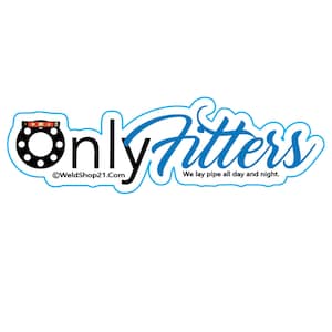 以下が含まれることがあります： スタイリッシュなフォントで「Only Fitters」というテキストが書かれた青と白のステッカー。「We lay pipe all day and night.」というテキストがメインテキストの下に書かれている。メインテキストの左側に、パイプ継手の小さな白黒画像がある。「@WeldShop21.Com」というテキストが画像の下に書かれている。