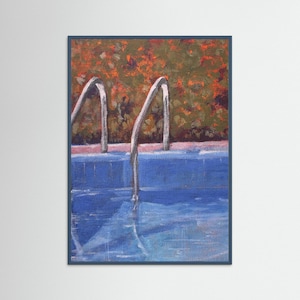 Op de afbeelding: Een olieverfschilderij van een zwembad met blauw water en twee zilverkleurige metalen handgrepen die in het water steken. Achter het zwembad bevindt zich een dichte achtergrond van gestructureerd gebladerte in tinten oranje, bruin en donkergroen.