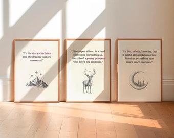 Może przedstawiać: Trzy oprawione wydruki z czarno-białymi ilustracjami i tekstem. Pierwszy wydruk przedstawia pasmo górskie z gwiazdami nad nim i tekstem "To the stars who listen and the dreams that are answered.". Drugi wydruk przedstawia jelenia z porożem i tekstem "Once upon a time, in a land long since burned to ash, there lived a young princess who loved her kingdom.". Trzeci wydruk przedstawia sierp księżyca z panoramą miasta i tekstem "To live, to love, knowing that it might all vanish tomorrow It makes everything that much more precious."