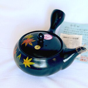 Tetera japonesa Kyusu antigua, con diseño de flor de cerezo, específicamente una tetera Yokode Kyusu con asa lateral hecha de cerámica Tokoname.