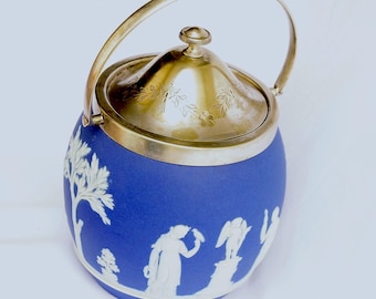 Barattolo per biscotti antico in jasperware blu Wedgwood con coperchio in argento inciso.