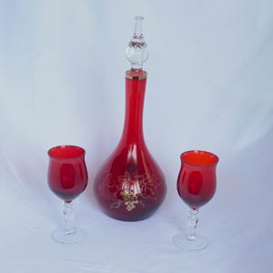 Decantador de cristal bohemio rojo rubí, grabado de viñas de uvas en oro de 24k, tapón transparente.