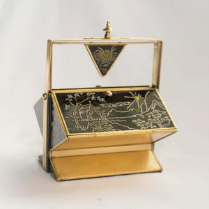 Zeldzaam sigarettendoosje uit het midden van de eeuw, massief messing met twee vakken en mooi geëmailleerd aan de buitenkant.