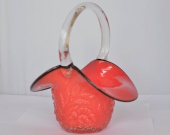 Panier tango en verre rouge, fleurs d'art rouges matelassées, poignée transparente en relief, vase rouge en verre Canasta de style Murano, beau morceau de verre des années 1960