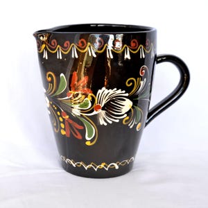 Handbeschilderde Hongaarse keramische kan, vintage bloemmotief, volkskunst aardewerk.
