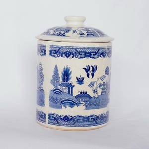Può includere: Una tazza di ceramica bianca con manico nero e la scritta "But First, Coffee" in stile scritto a mano. La tazza è su una superficie bianca. La tazza è alta 10 cm.