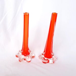 Juego de 2 jarrones pequeños de cristal rojo, con base en forma de pata de elefante, estilo mediados de siglo.