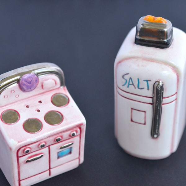 Set of Vintage RUSS Retro Style Refrigerator and Oven Salt & Pepper Shakers!