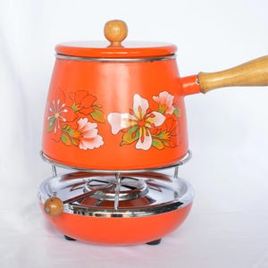 Set per fonduta smaltata, pentola floreale retrò anni '60, pentola per fonduta vintage rosso/arancione con manico in legno, utensili da cucina, tavola, regalo vintage
