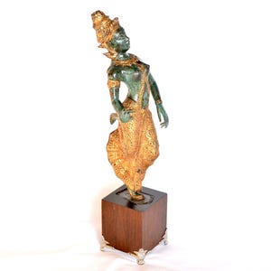 Bronsskulptur med träpiedestal av en dansande thailändsk kvinna. Kvinnlig dansare apsara bronsstaty, Vintage dansande gudinna från Thailand