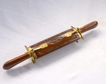 Juego de tallado vintage: funda de madera tallada a mano, refuerzos de latón, cuchillo y tenedor de acero.