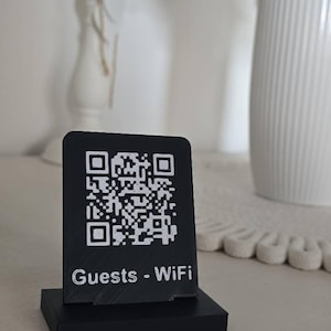 Personlig WiFi QR-kodskylt med stativ, vit och svart 3D-utskriven plakett