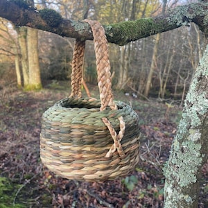 Hand woven forgaing basket image 1