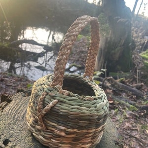 Hand woven forgaing basket image 2