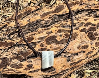 Ciondolo piccolo in pietra di luna bianca grezza con cristalli, collana in pelle naturale, uomo minimalista, pietra preziosa bianca, donna, pietra di luna curativa, surfista, pietra autentica