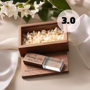 Puede incluir: Una caja de madera con una unidad USB de cristal transparente en su interior. La unidad USB está grabada con el texto "Wedding Day #SDS_Video www.Reshetar.com".