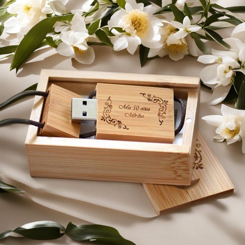 Personalisierter USB Stick aus Holz mit Gravur im Walnuss/Ahorn Etui für Hochzeiten, Jubiläen und Logos Grössen: 8GB-128GB 12 #9 carb. (usb+box)
