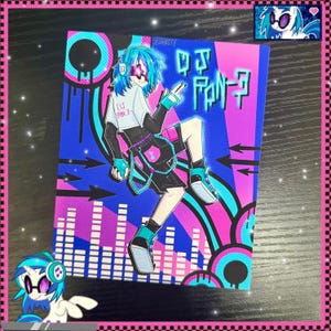 Könnte beinhalten: Eine lebendige Illustration eines Charakters mit blauen Haaren und einem futuristischen Outfit, vor einem blau-rosa Hintergrund. Das Kunstwerk zeigt den Text "DJ PAN-7" und "DJ PINK 3", mit musikalischen Elementen und einem stilisierten Design.
