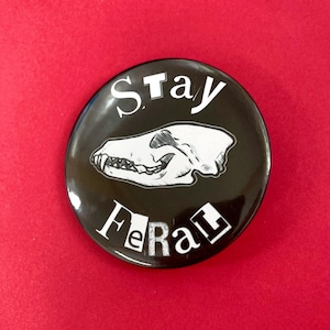 Spilla Stay Feral da 2,25 pollici / Spilla punk furry / Vulture Culture / Cryptid Crow / Spilla gotica cool / Spille pinback / Arte originale